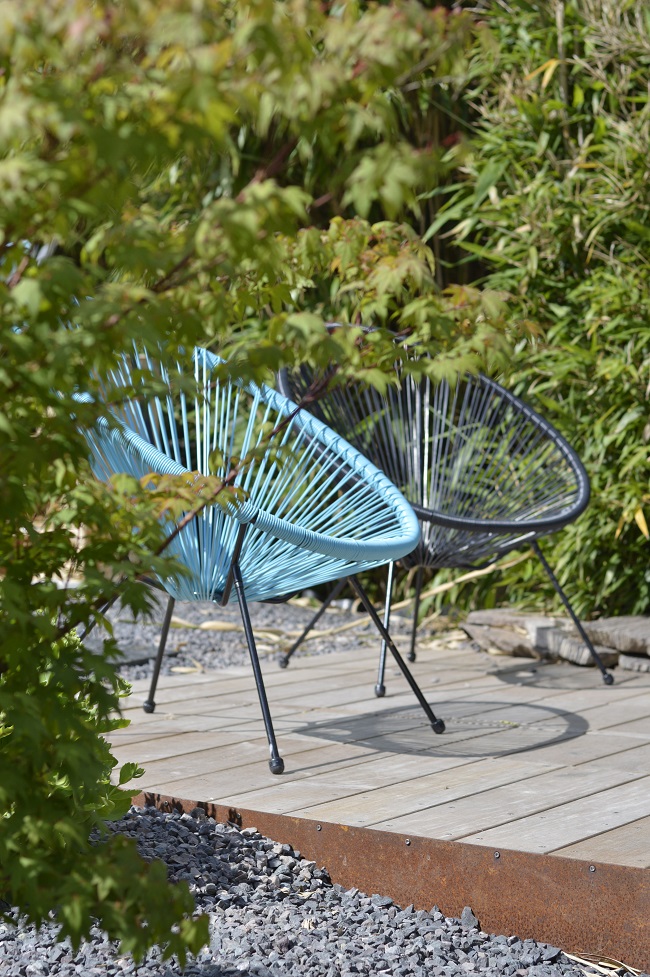 chaises_dans_un_decor_de_plantes